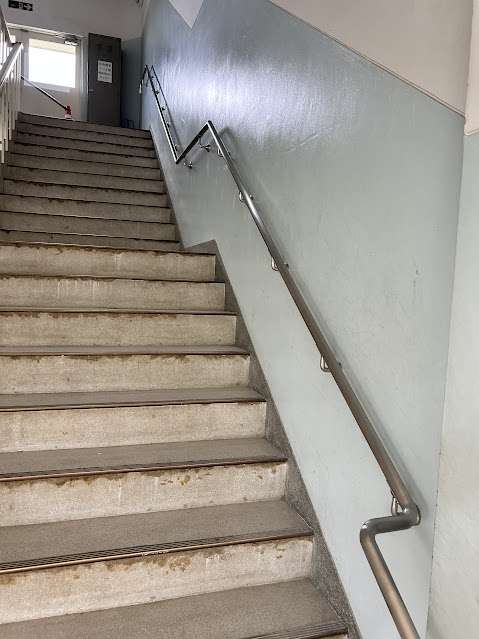 東大阪の高校にステンレスパイプの手摺の設置工事に行ってきました。